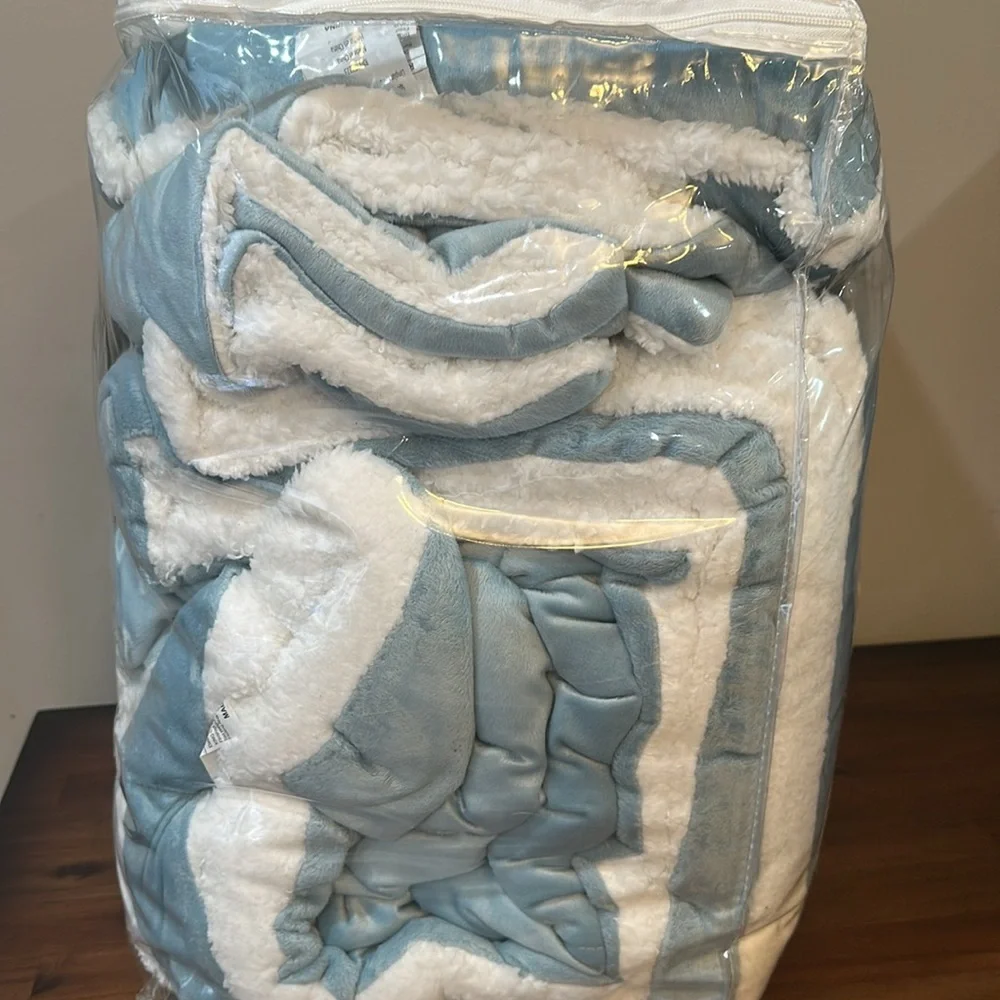 VCNY Home - KING micro mink Sherpa 5-piece comforter set - sky blue